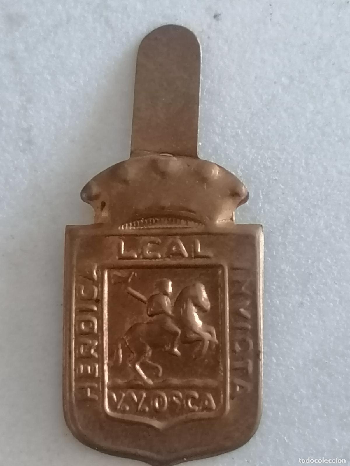 Militaria: EMBLEMA METALICO AUXILIO SOCIAL, V.V. OSCA, HEROICA-LEAL-INVICTA, A&Ntilde;OS 40