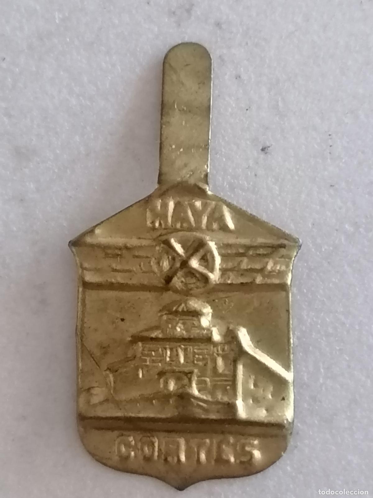 Militaria: EMBLEMA METALICO AUXILIO SOCIAL, SANTUARIO DE LA CABEZA, HAYA-CORTES, A&Ntilde;OS 40