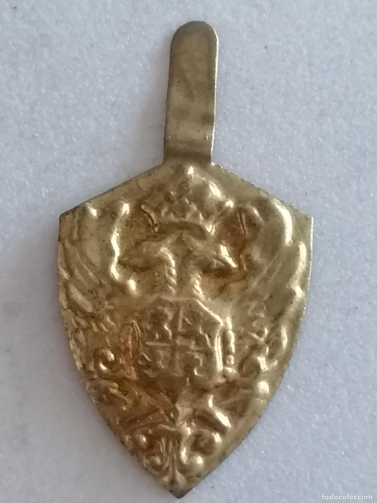 Militaria: EMBLEMA METALICO AUXILIO SOCIAL, ESCUDO TOLEDO, A&Ntilde;OS 40