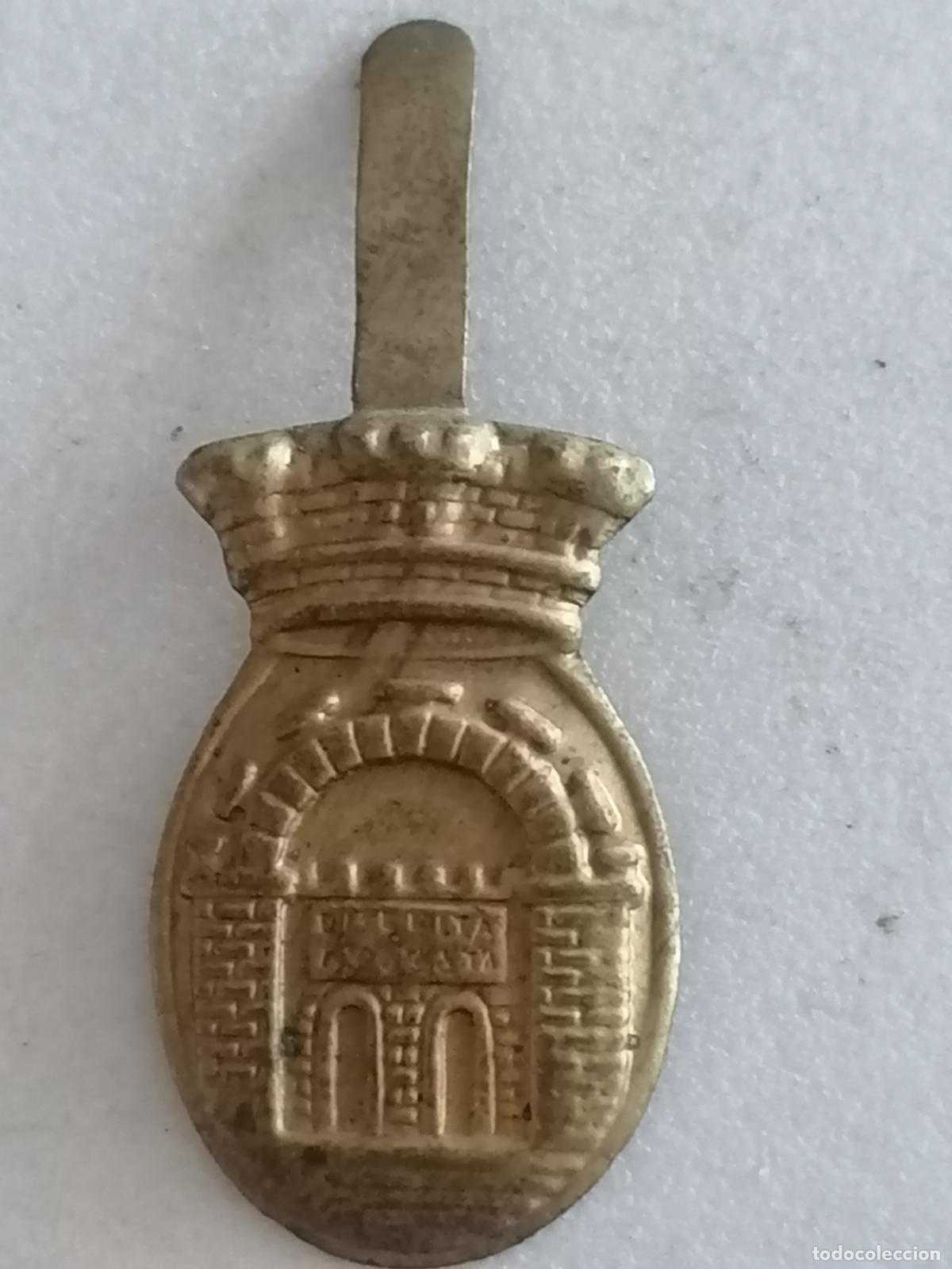 Militaria: EMBLEMA METALICO AUXILIO SOCIAL, ESCUDO MERIDA, A&Ntilde;OS 40