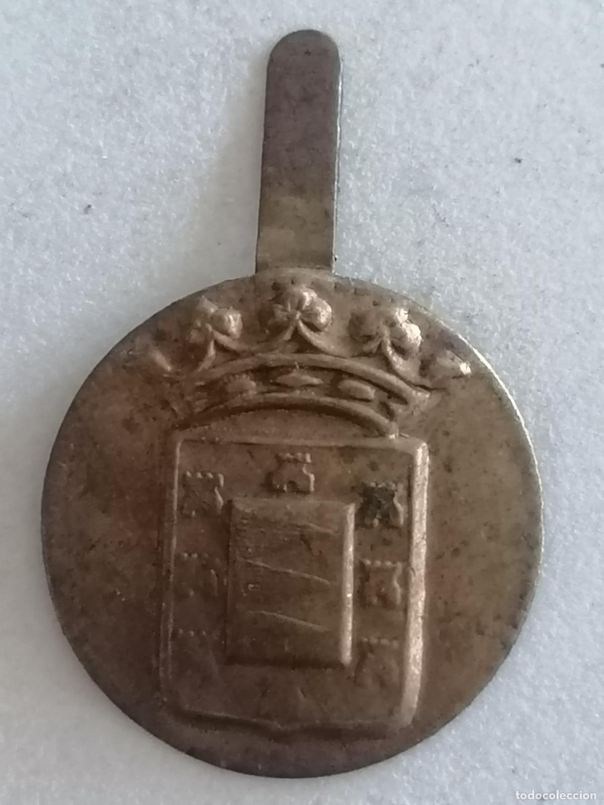 Militaria: EMBLEMA METALICO AUXILIO SOCIAL, SECCION FEMENINA, A&Ntilde;OS 40