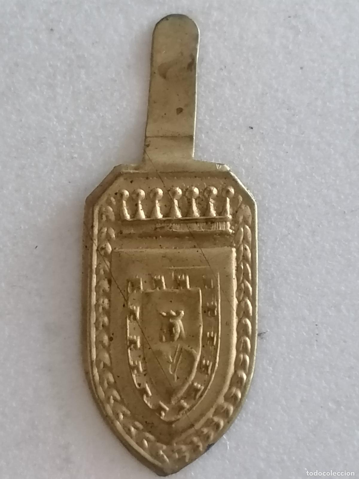 Militaria: EMBLEMA METALICO AUXILIO SOCIAL, ISABEL LA CATOLICA, A&Ntilde;OS 40