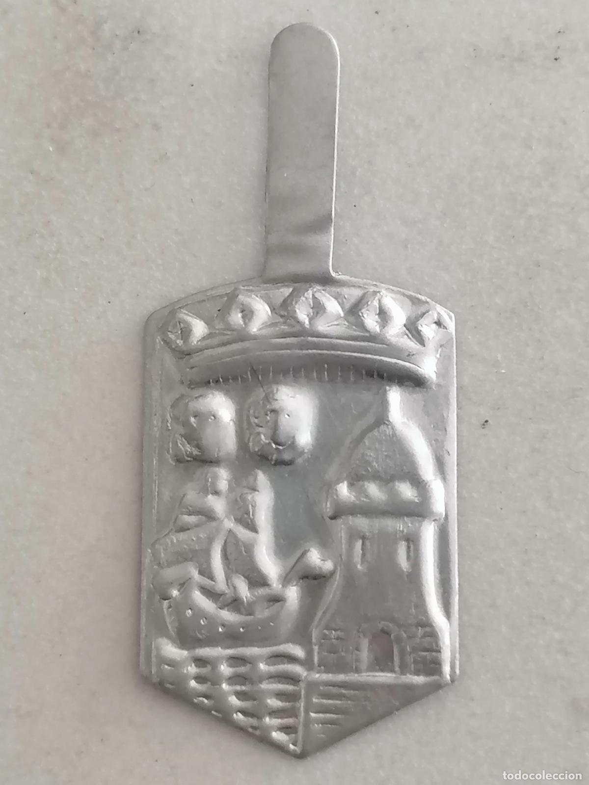 Militaria: EMBLEMA AUXILIO SOCIAL METALICO, ESCUDO SANTANDER