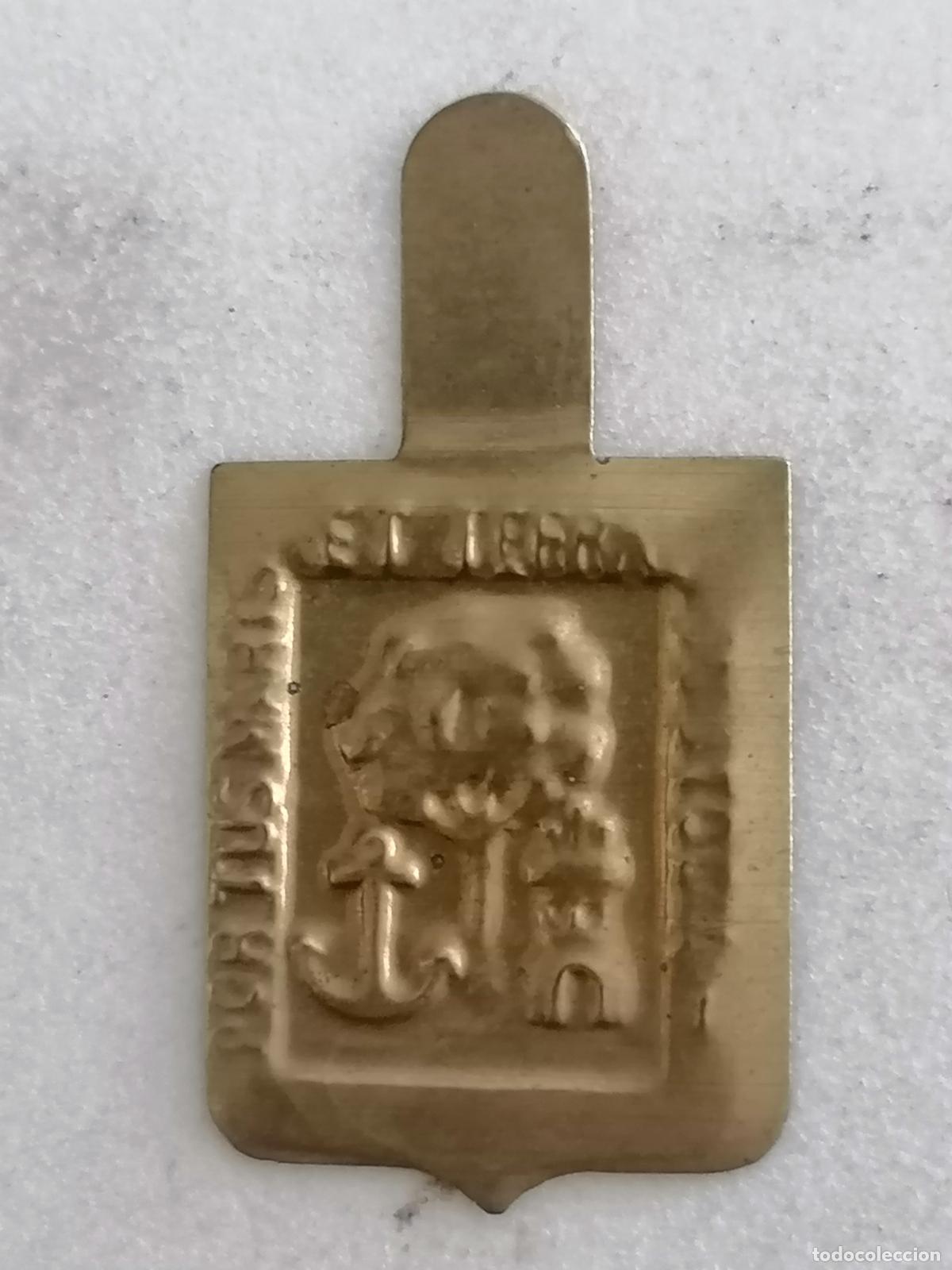 Militaria: EMBLEMA AUXILIO SOCIAL METALICO, ESCUDO DE HUELVA