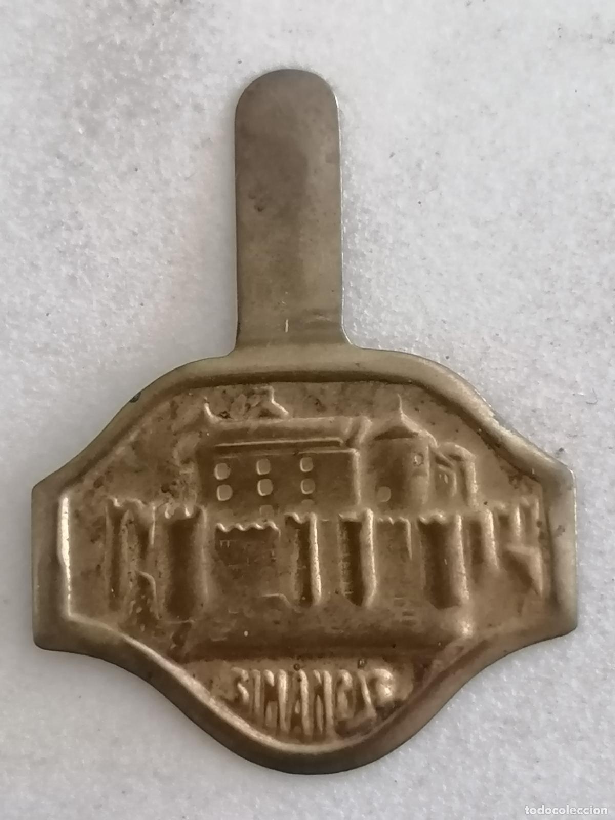 Militaria: EMBLEMA AUXILIO SOCIAL METALICO, CASTILLO DE SIMANCAS
