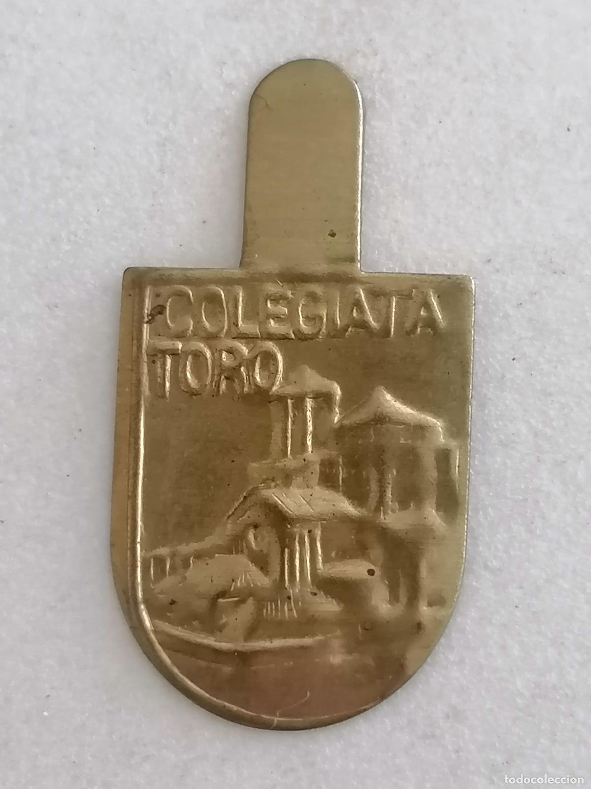 Militaria: EMBLEMA AUXILIO SOCIAL METALICO, TORO COLEGIATA