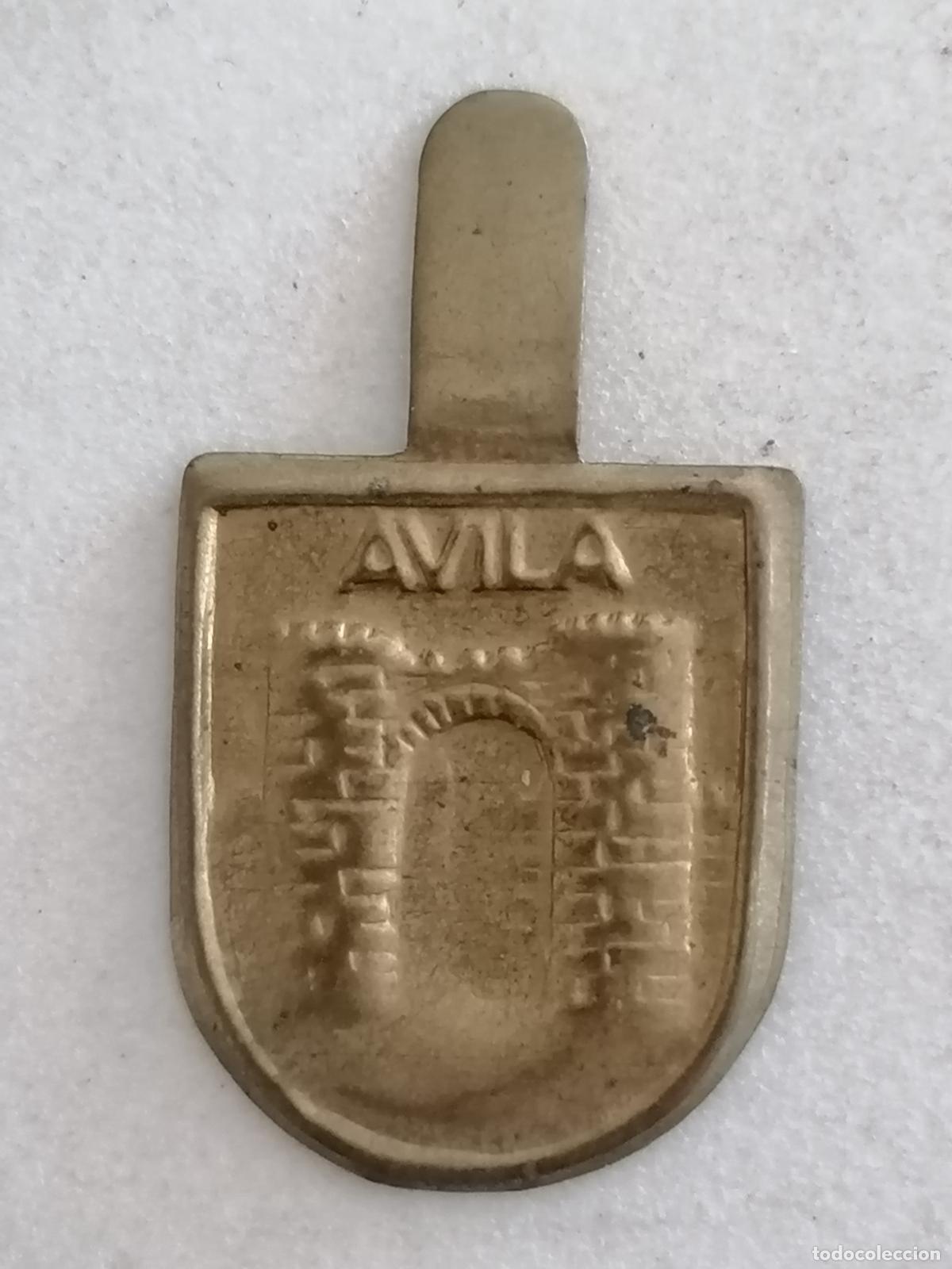 Militaria: EMBLEMA AUXILIO SOCIAL METALICO, AVILA