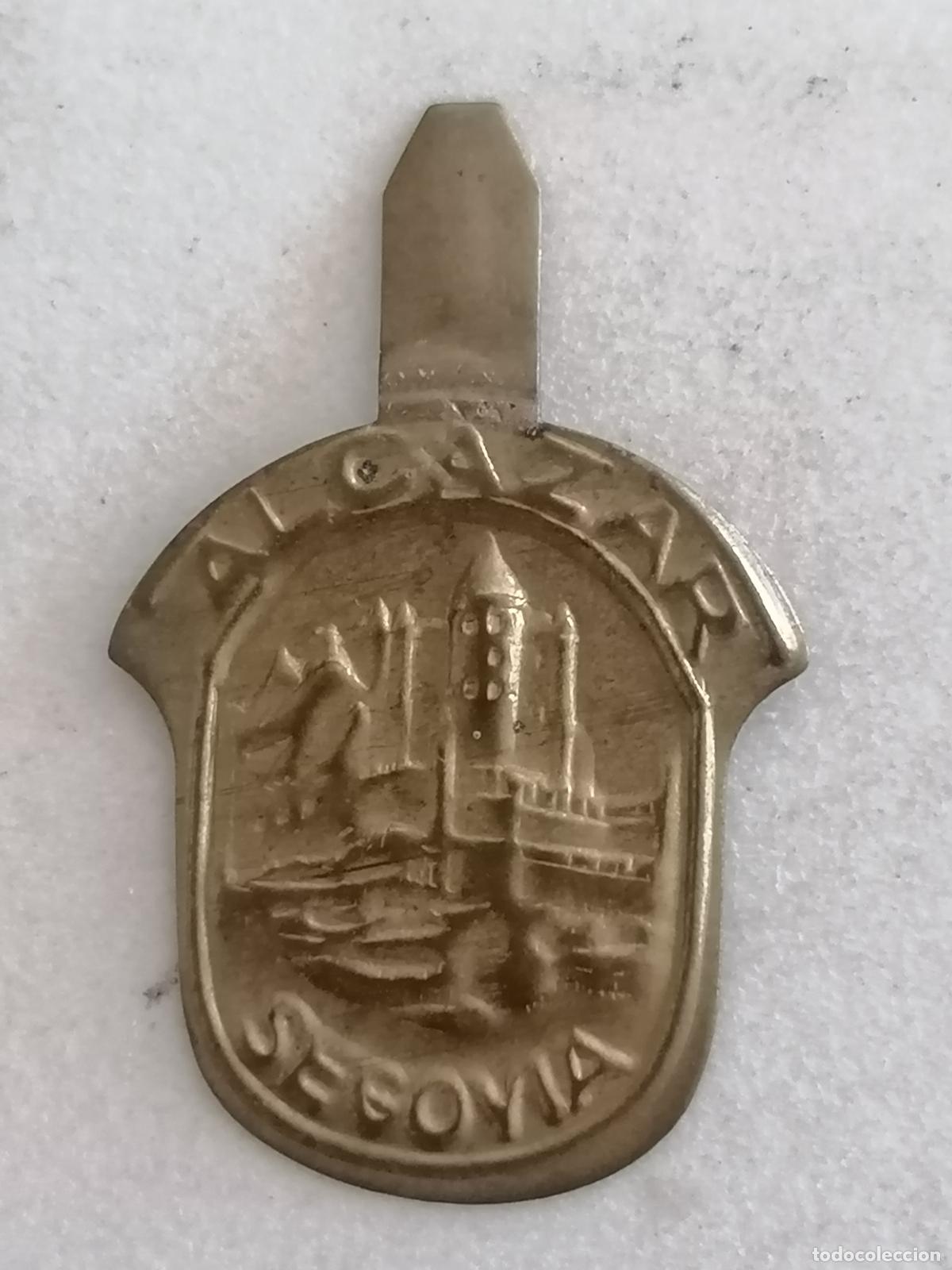 Militaria: EMBLEMA AUXILIO SOCIAL METALICO, ALCAZAR DE SEGOVIA