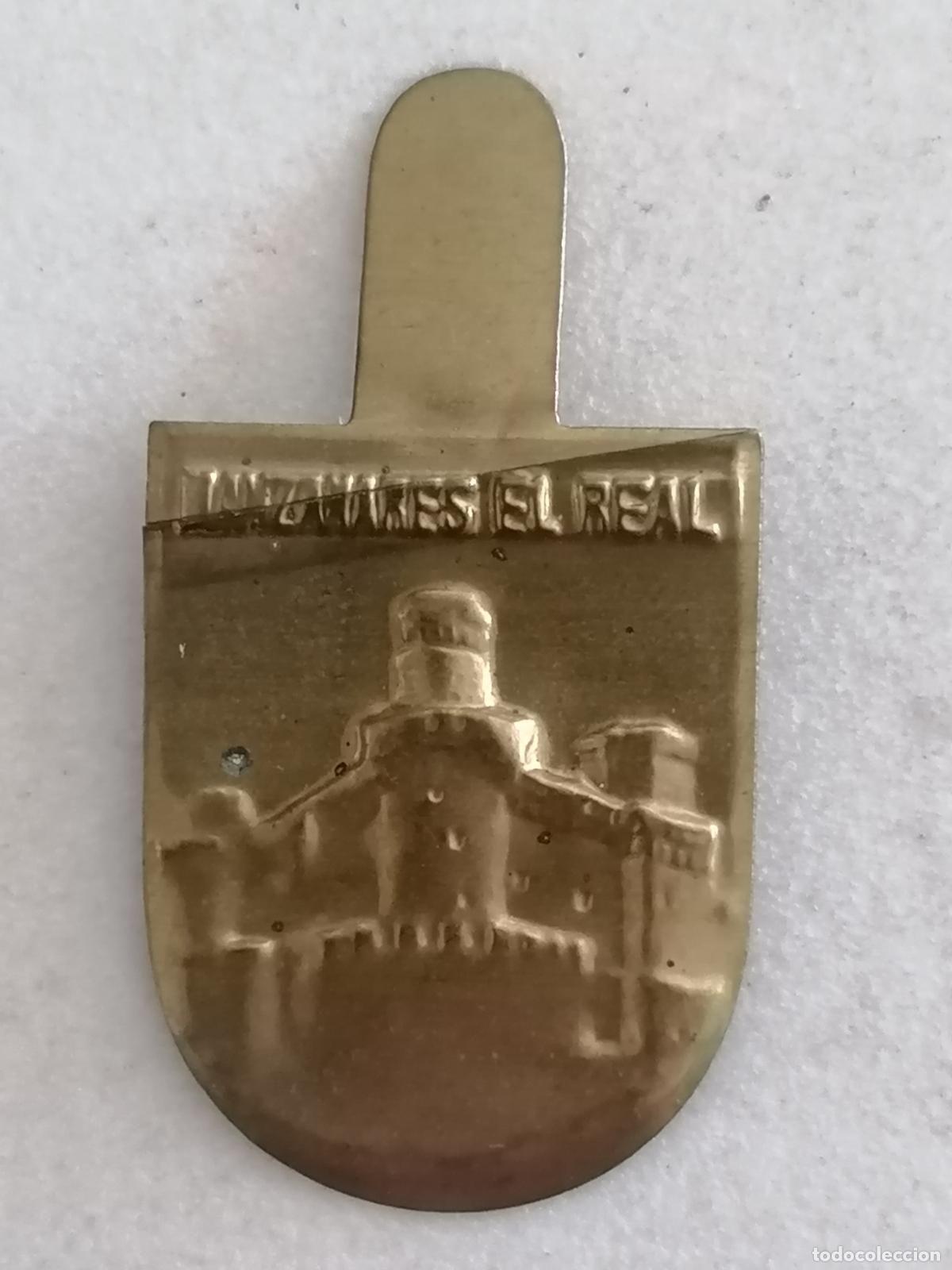 Militaria: EMBLEMA AUXILIO SOCIAL METALICO, MANZANARES EL REAL