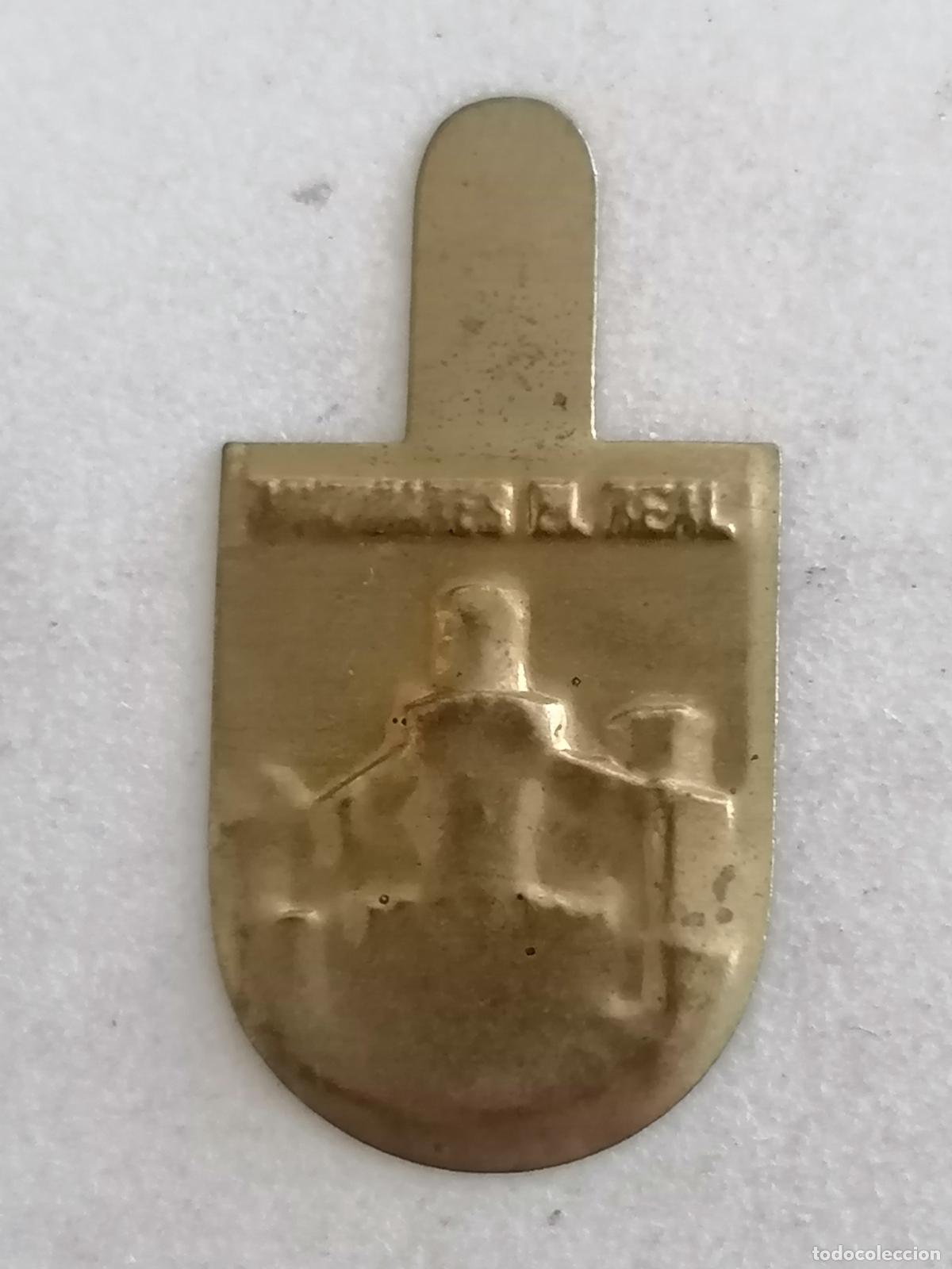 Militaria: EMBLEMA AUXILIO SOCIAL METALICO, MANZANARES EL REAL