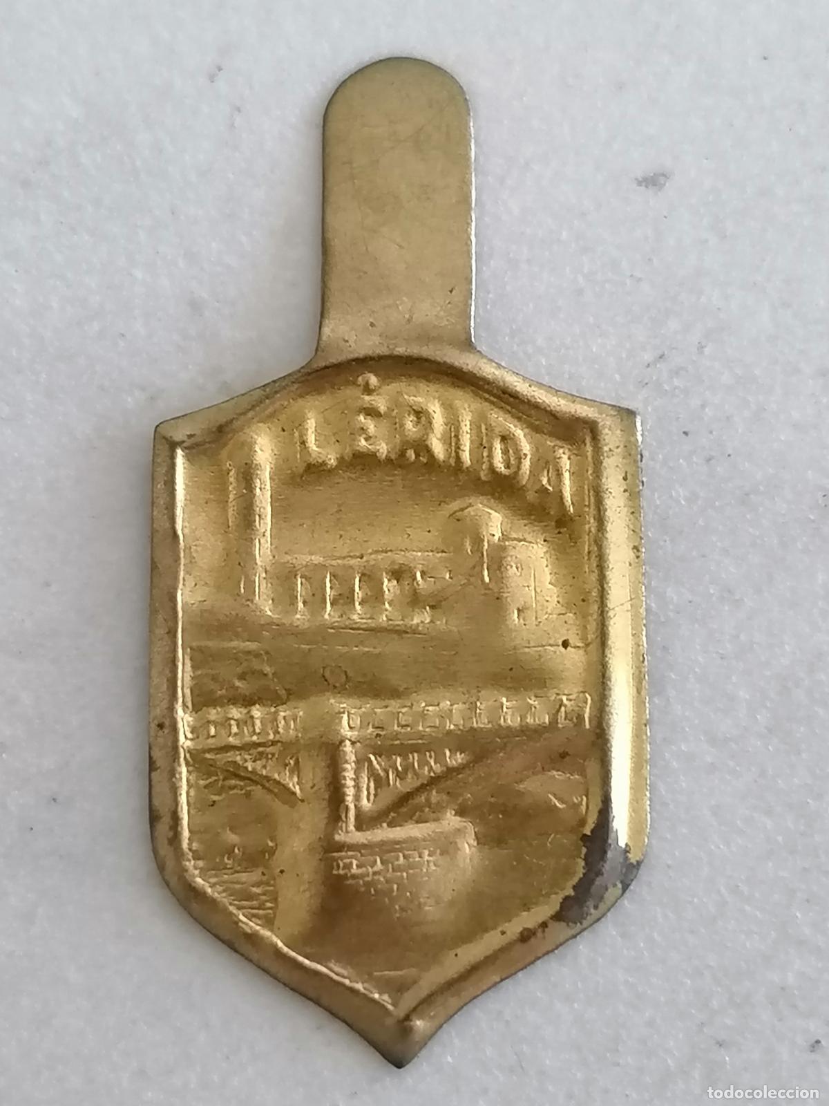 Militaria: EMBLEMA AUXILIO SOCIAL METALICO, LERIDA