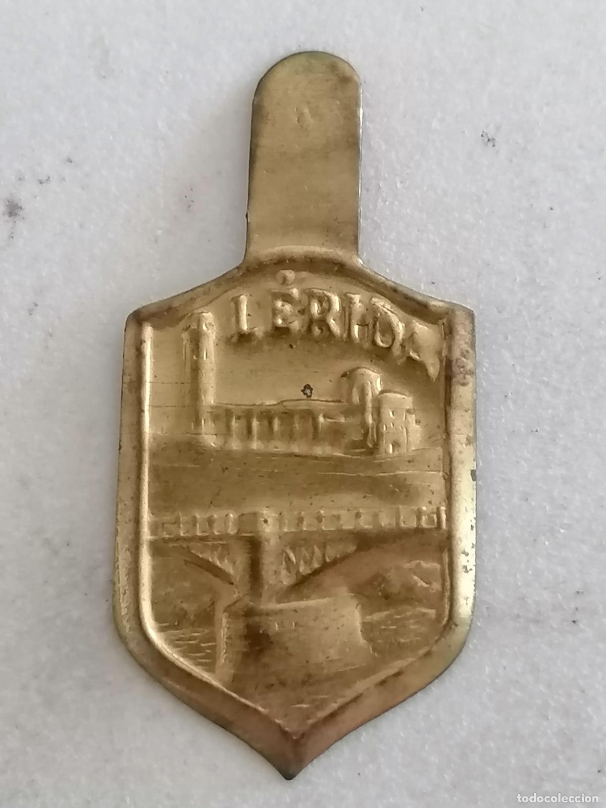 Militaria: EMBLEMA AUXILIO SOCIAL METALICO, LERIDA