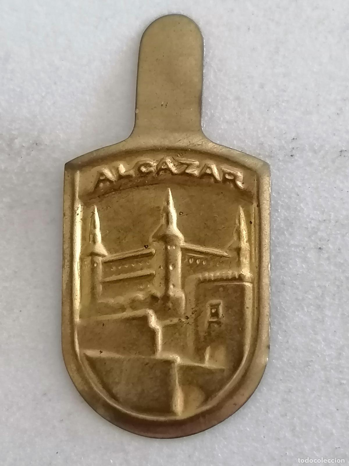 Militaria: EMBLEMA AUXILIO SOCIAL METALICO, ALCAZAR DE TOLEDO