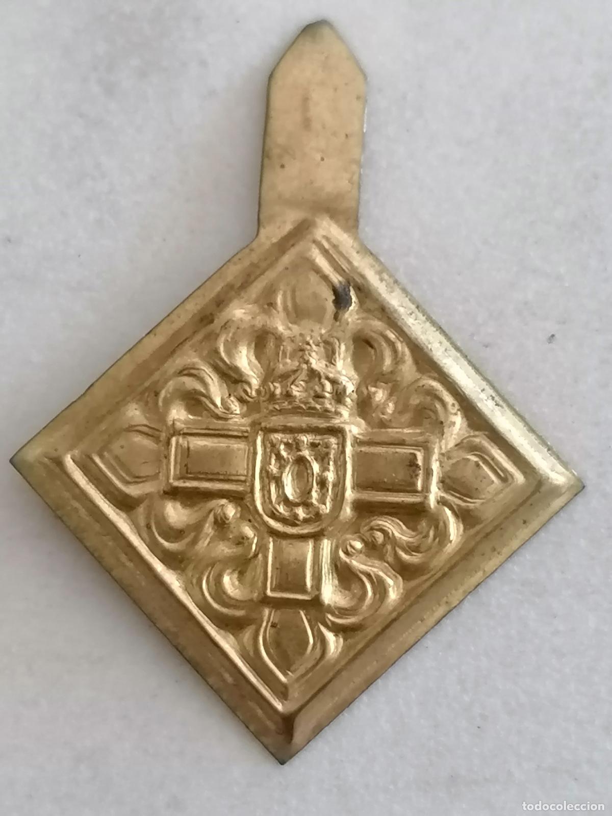 Militaria: EMBLEMA AUXILIO SOCIAL METALICO, ESCUDO CUERPO DE EJERCITO DEL MAESTRAZGO, A&Ntilde;O 1939