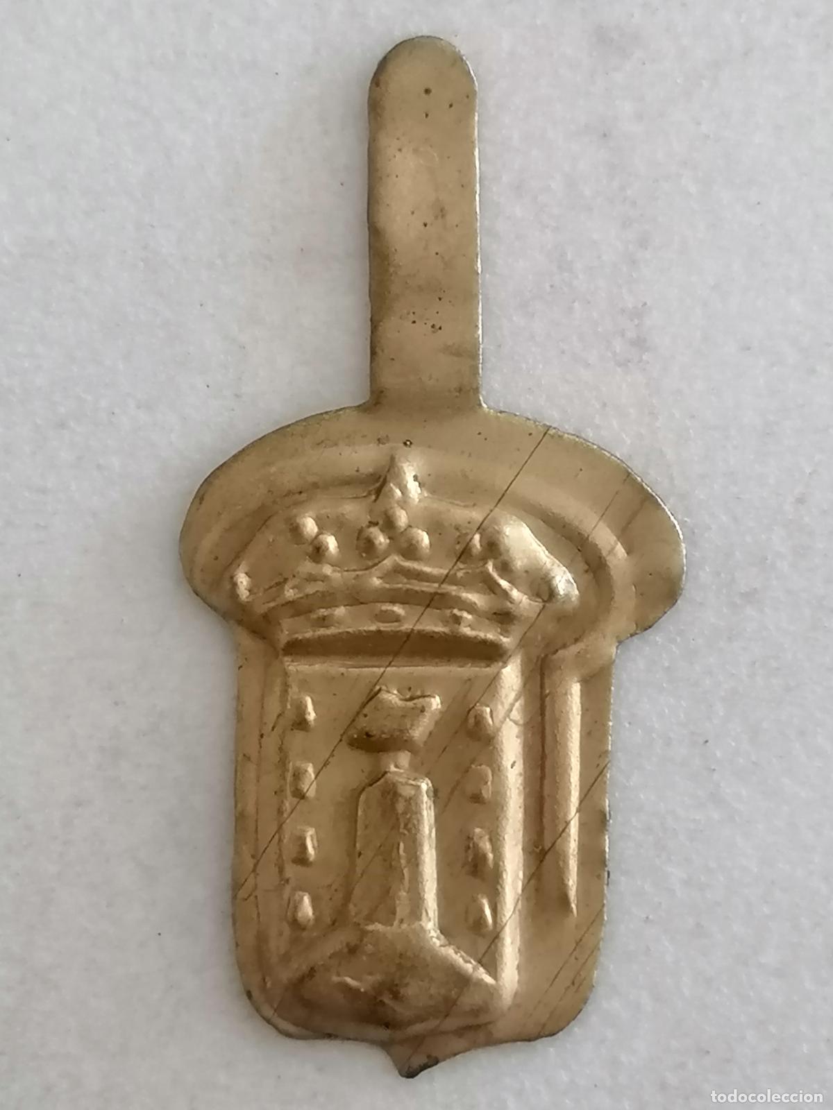 Militaria: EMBLEMA AUXILIO SOCIAL METALICO