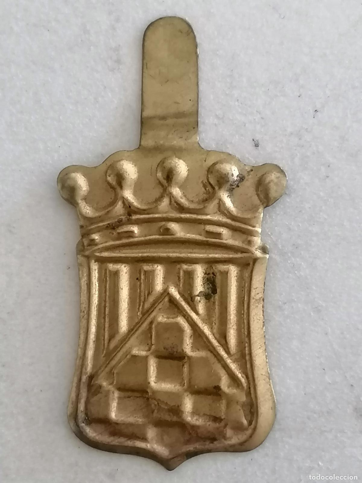 Militaria: EMBLEMA AUXILIO SOCIAL METALICO, ESCUDO SEU DE URGEL