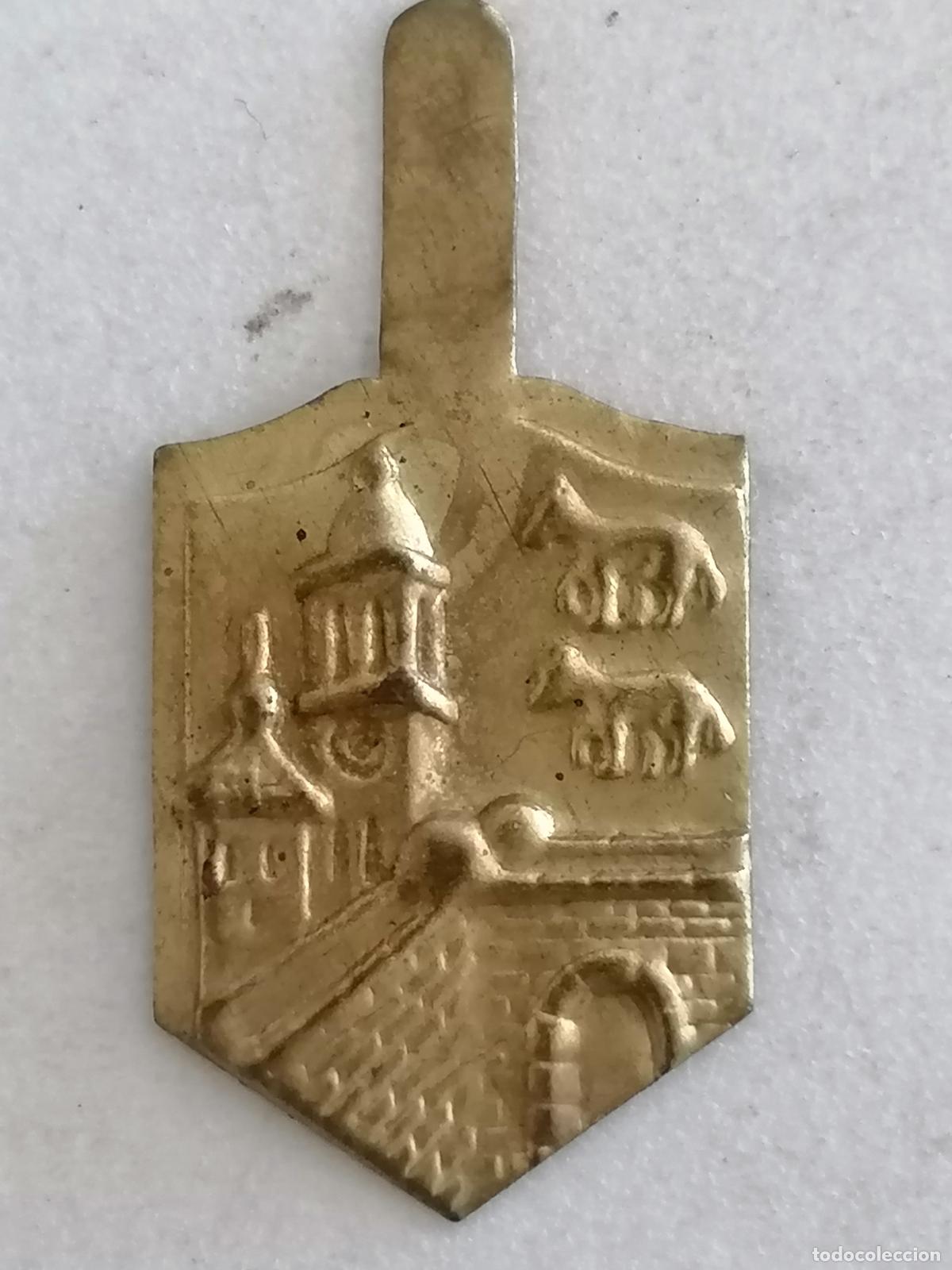 Militaria: EMBLEMA AUXILIO SOCIAL METALICO