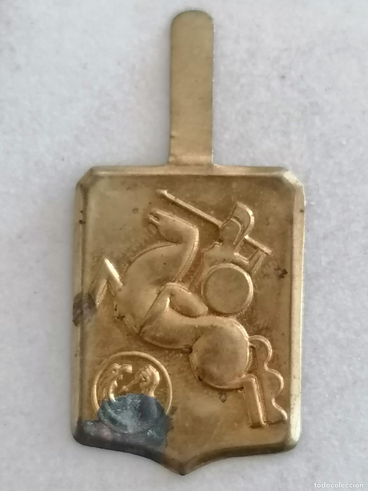 Militaria: EMBLEMA AUXILIO SOCIAL METALICO, JINETE IBERO