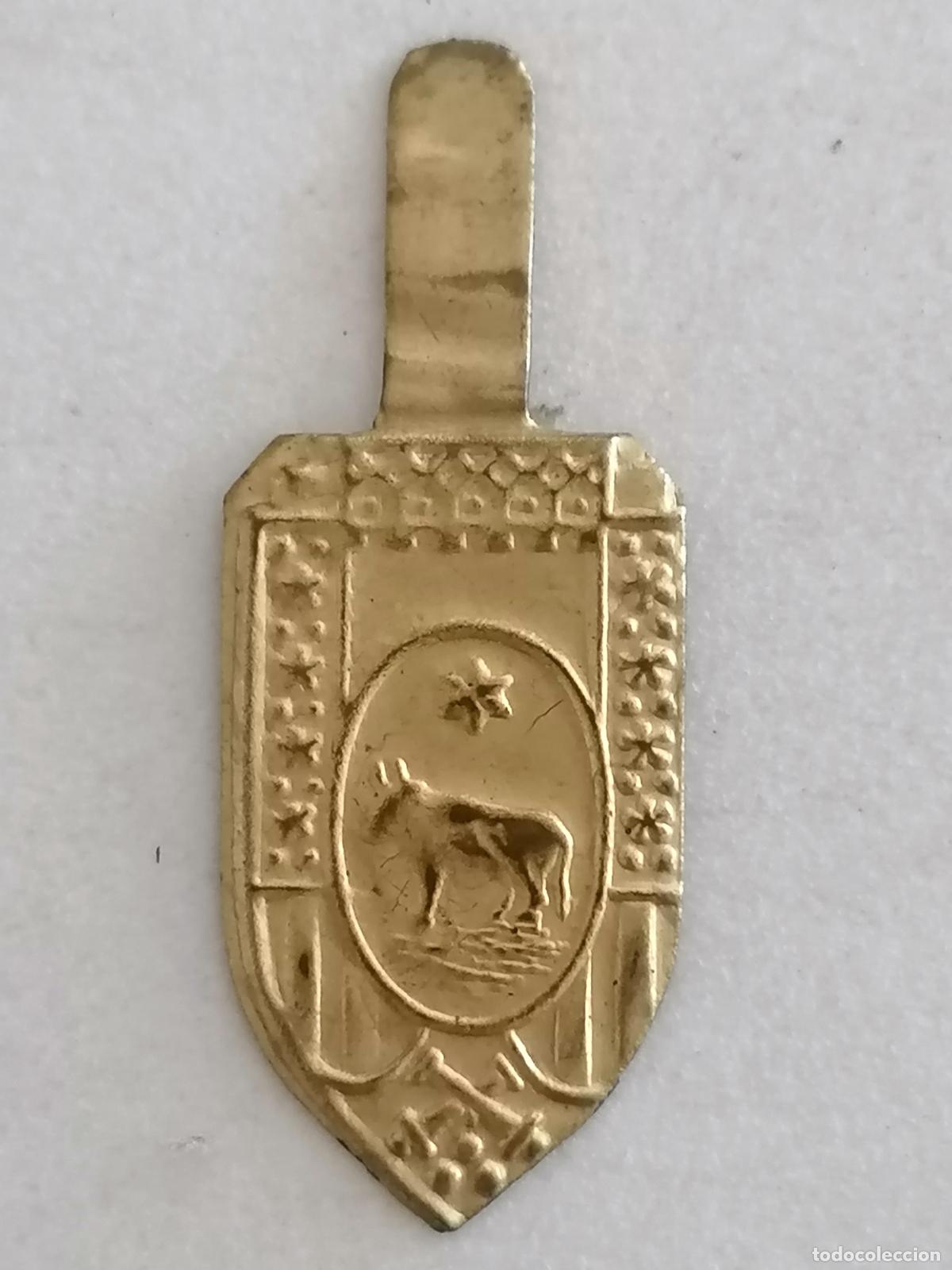 Militaria: EMBLEMA AUXILIO SOCIAL METALICO,