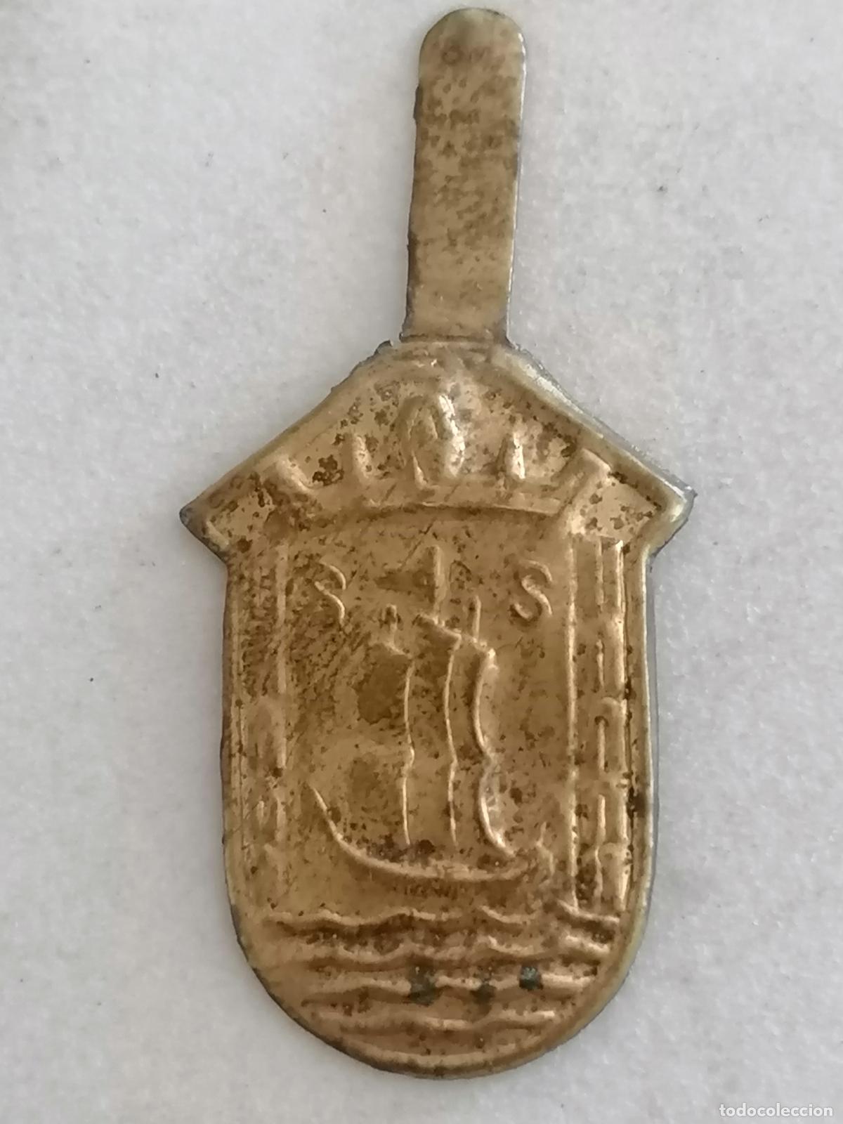 Militaria: EMBLEMA AUXILIO SOCIAL METALICO, ESCUDO DE SAN SEBASTIAN