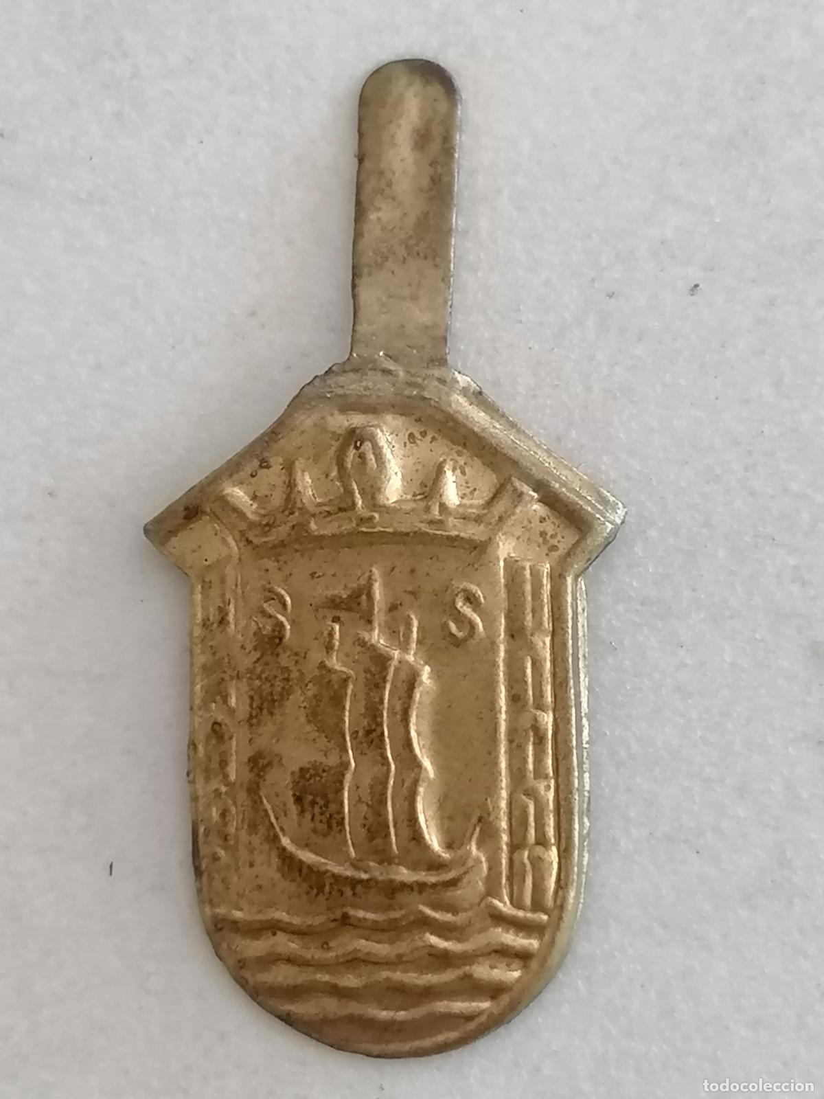 Militaria: EMBLEMA AUXILIO SOCIAL METALICO, ESCUDO DE SAN SEBASTIAN