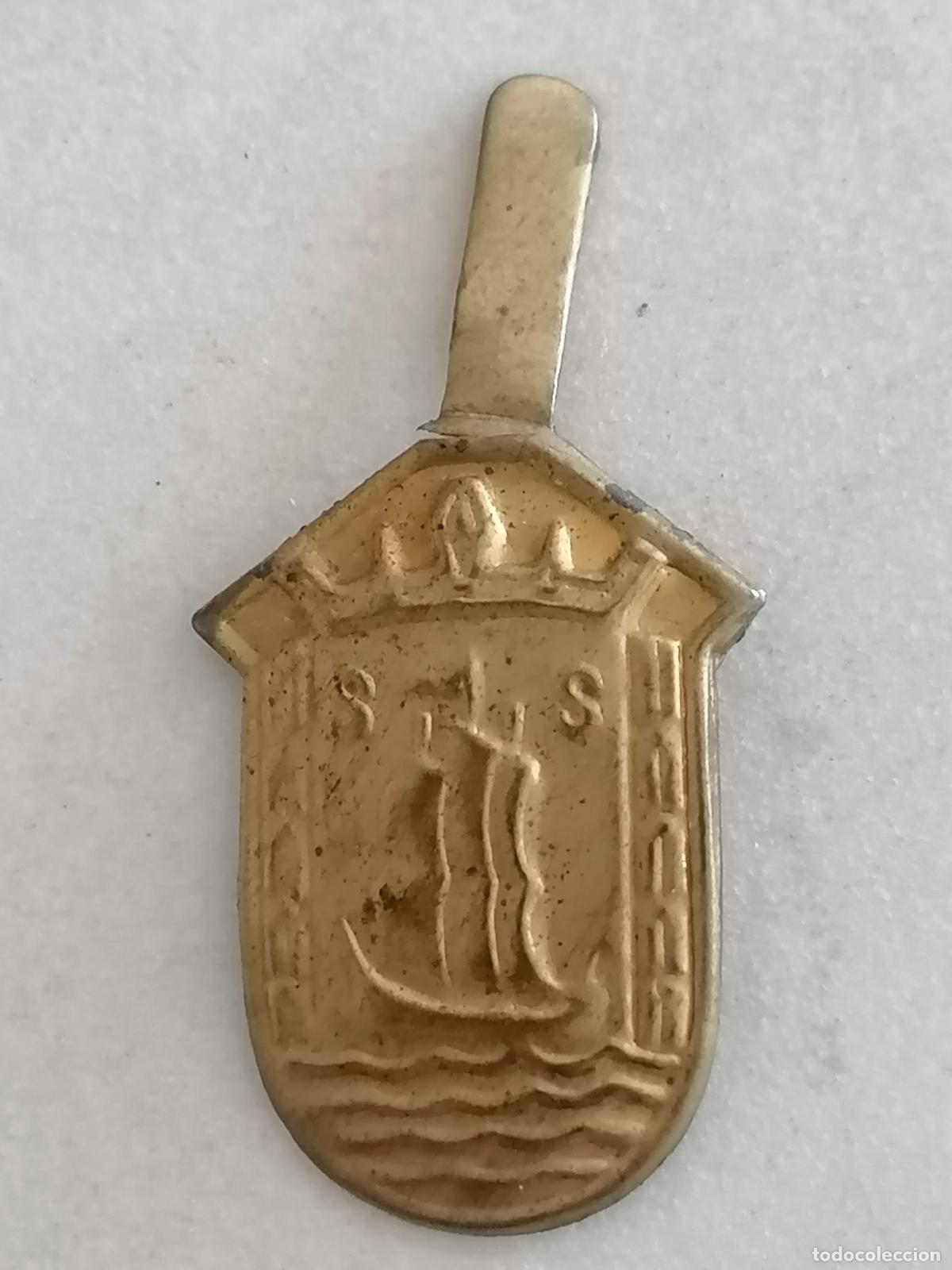 Militaria: EMBLEMA AUXILIO SOCIAL METALICO, ESCUDO DE SAN SEBASTIAN