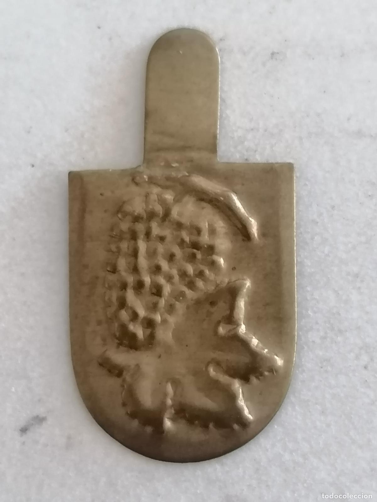 Militaria: EMBLEMA AUXILIO SOCIAL METALICO, RACIMO DE UVAS