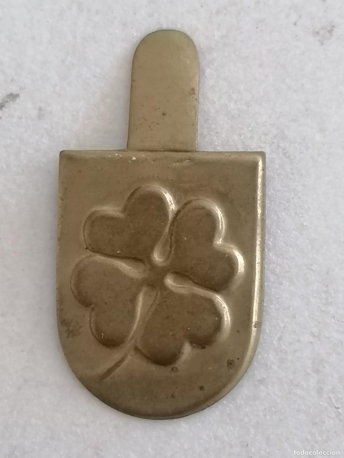 Militaria: EMBLEMA AUXILIO SOCIAL METALICO, TREBOL 4 HOJAS