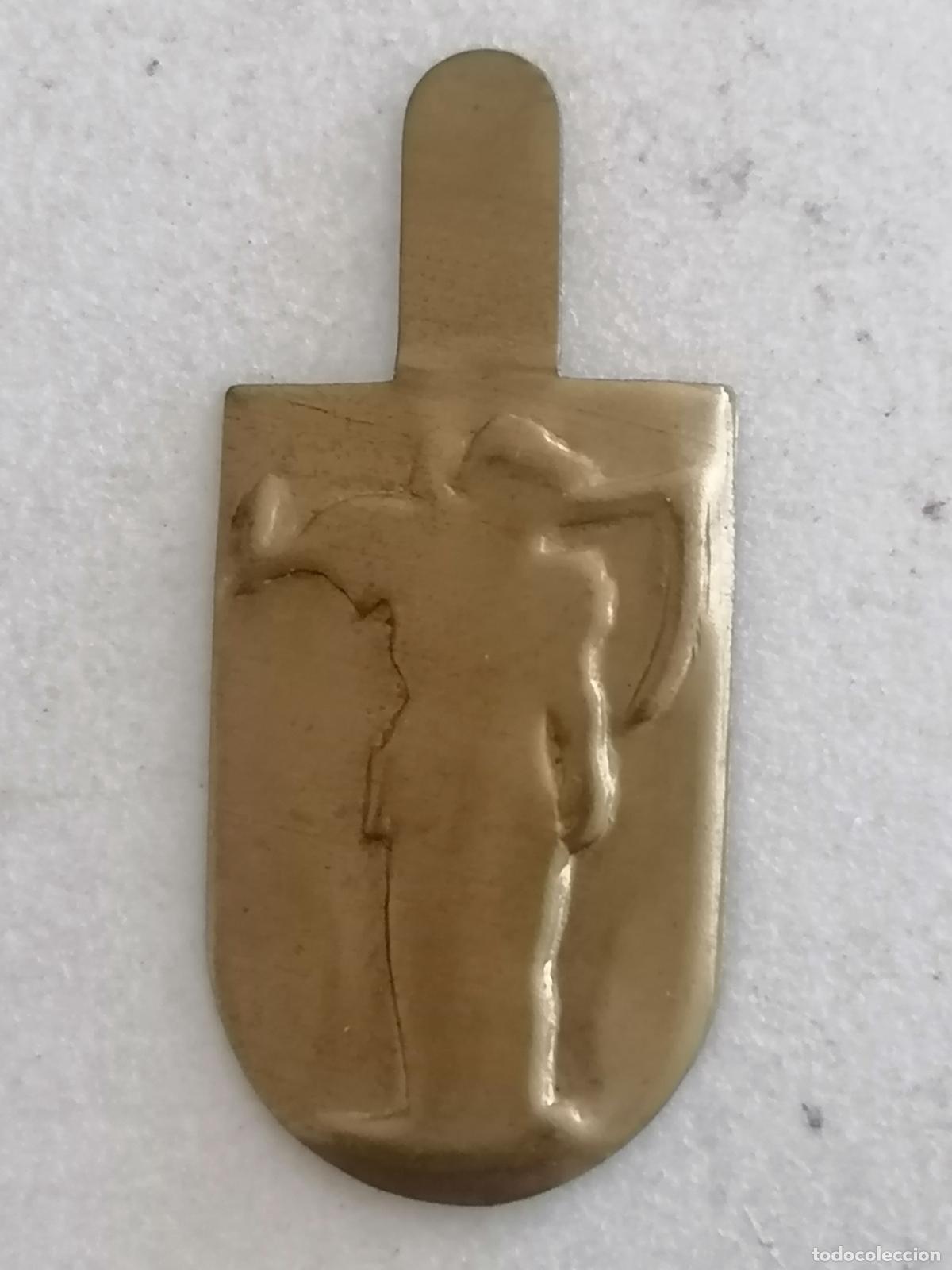 Militaria: EMBLEMA AUXILIO SOCIAL METALICO, SEGADOR, GUERRA CIVIL