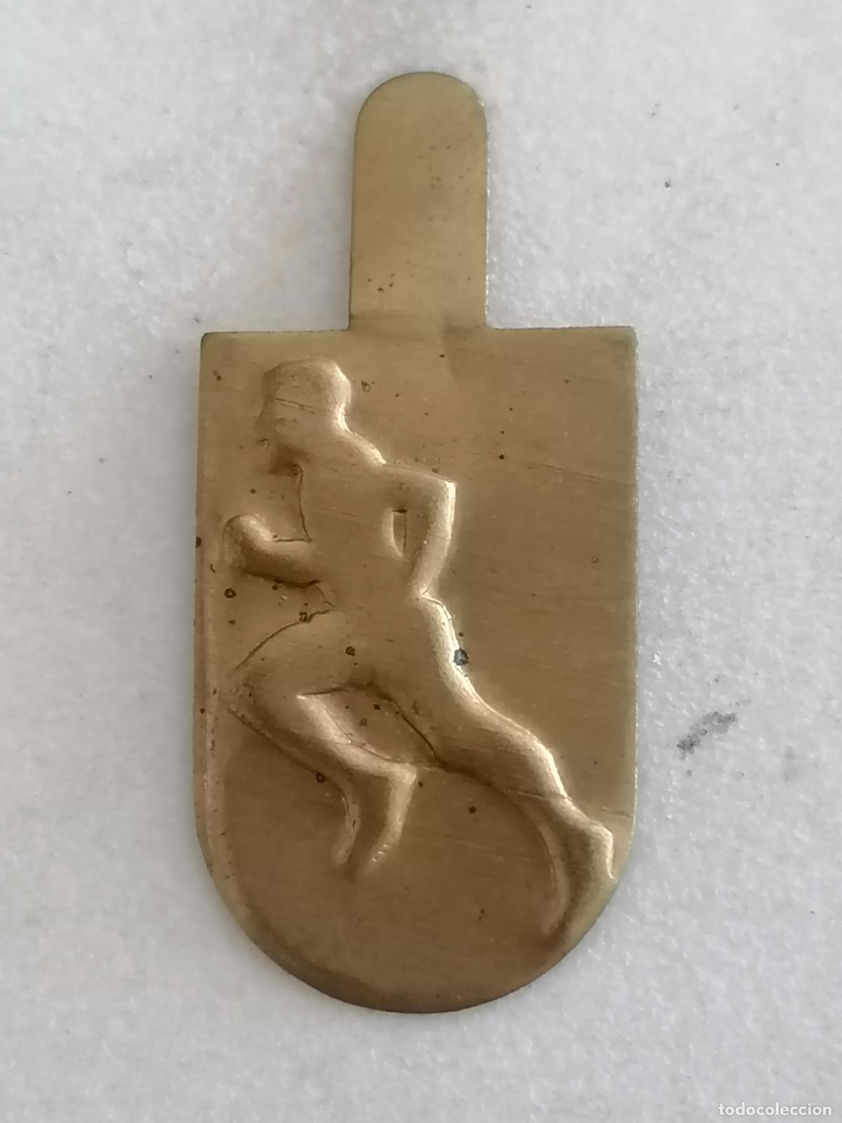 Militaria: EMBLEMA AUXILIO SOCIAL METALICO, ATLETA