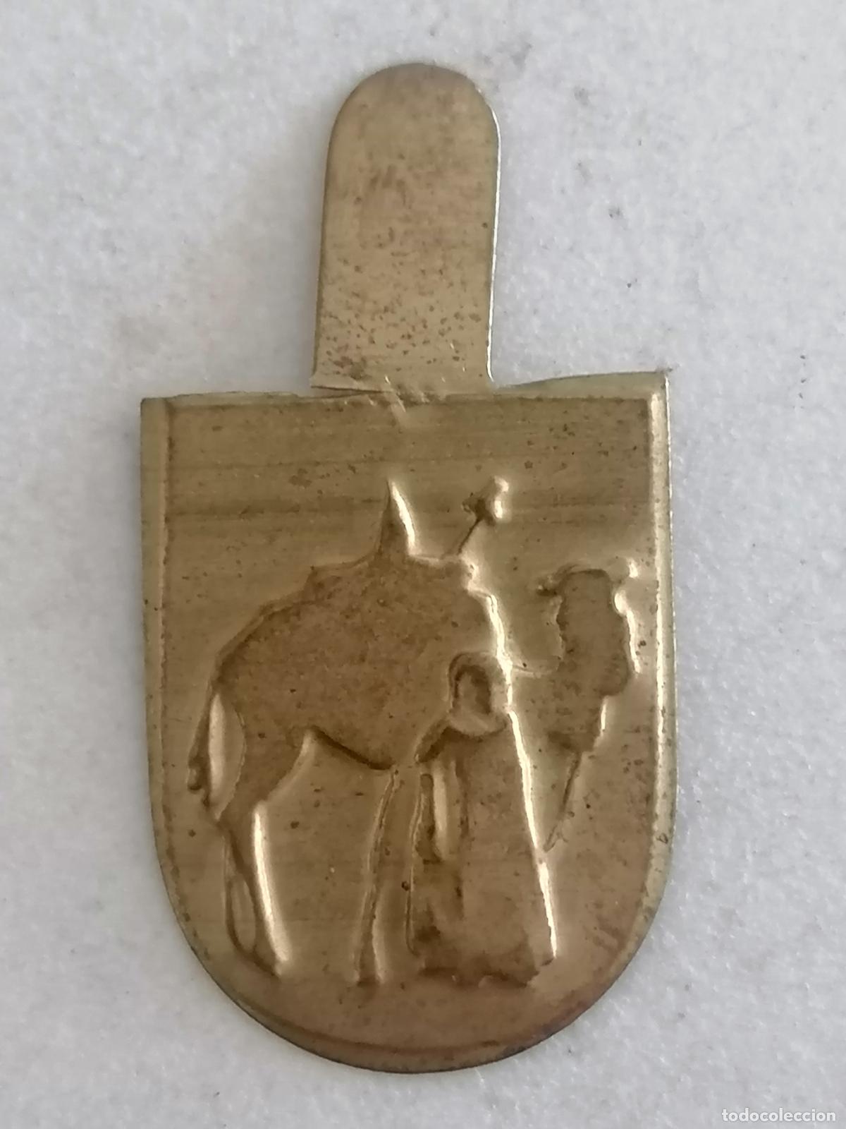 Militaria: EMBLEMA AUXILIO SOCIAL METALICO, ARABE CON CAMELLO