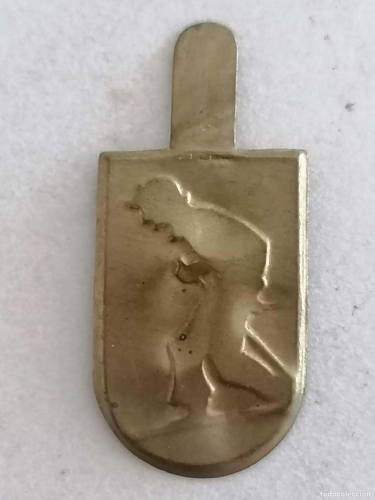 Militaria: EMBLEMA AUXILIO SOCIAL METALICO, CAMINANTE