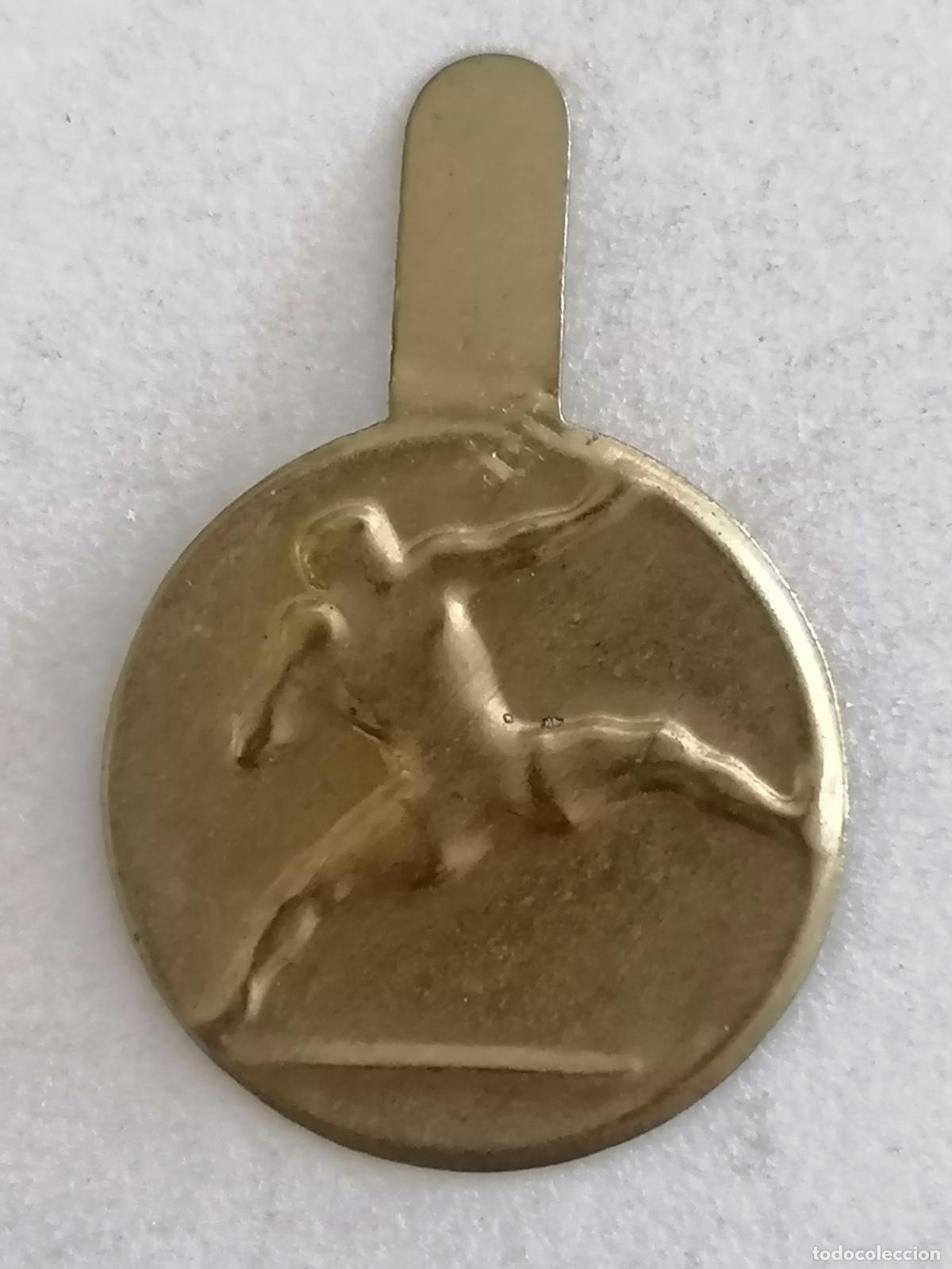 Militaria: EMBLEMA AUXILIO SOCIAL METALICO, LANZAMIENTO DE PESO