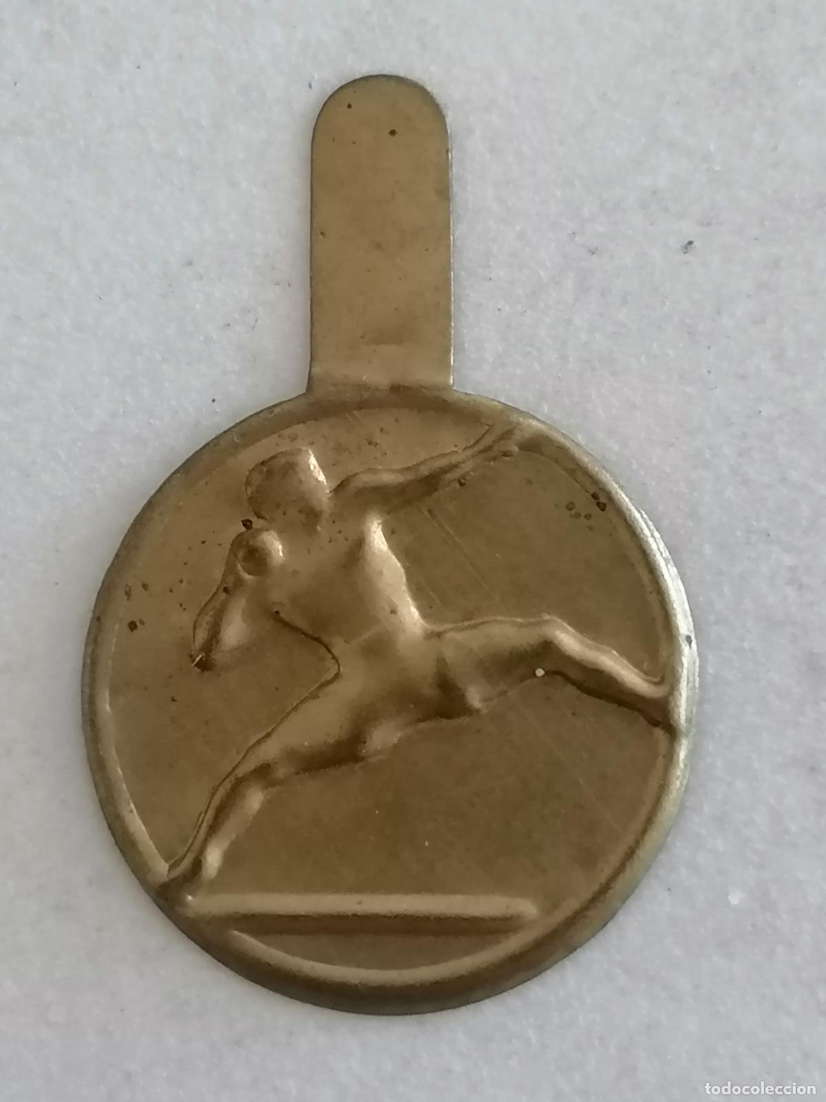 Militaria: EMBLEMA AUXILIO SOCIAL METALICO, LANZAMIENTO DE PESO