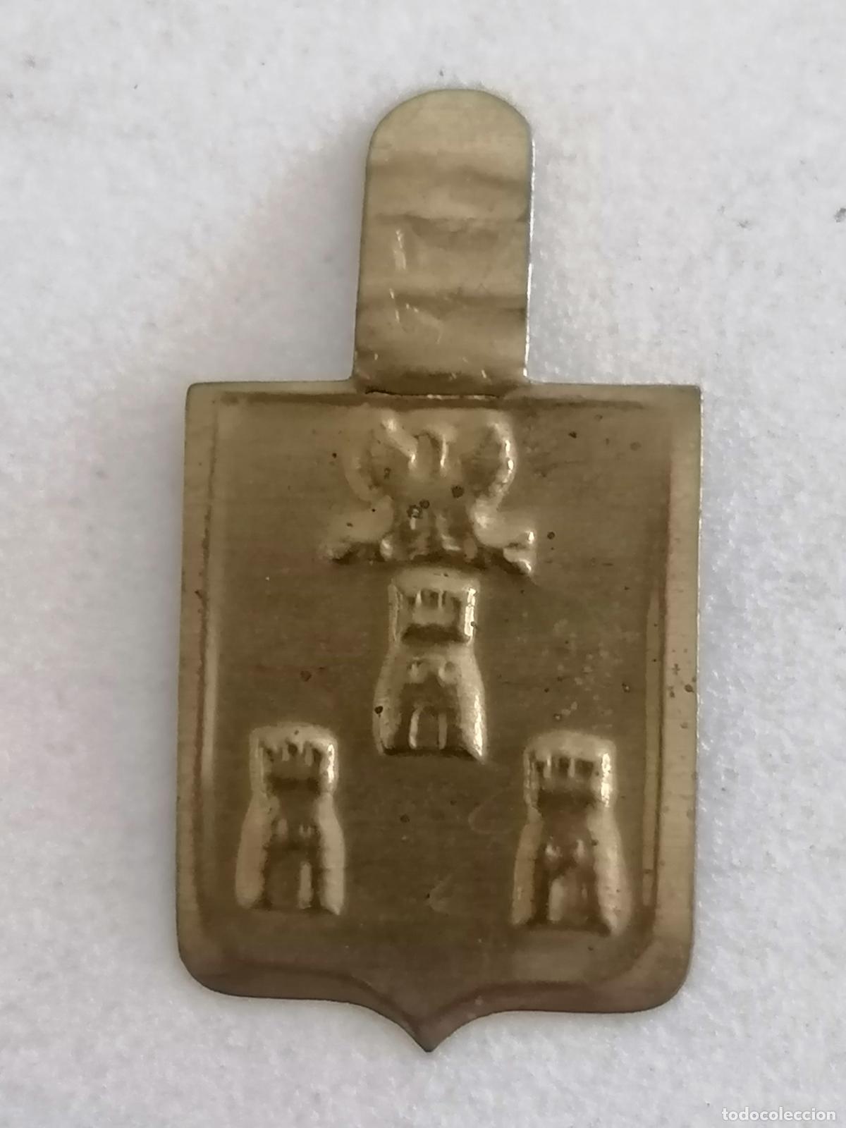 Militaria: EMBLEMA AUXILIO SOCIAL METALICO, TRES TORRES