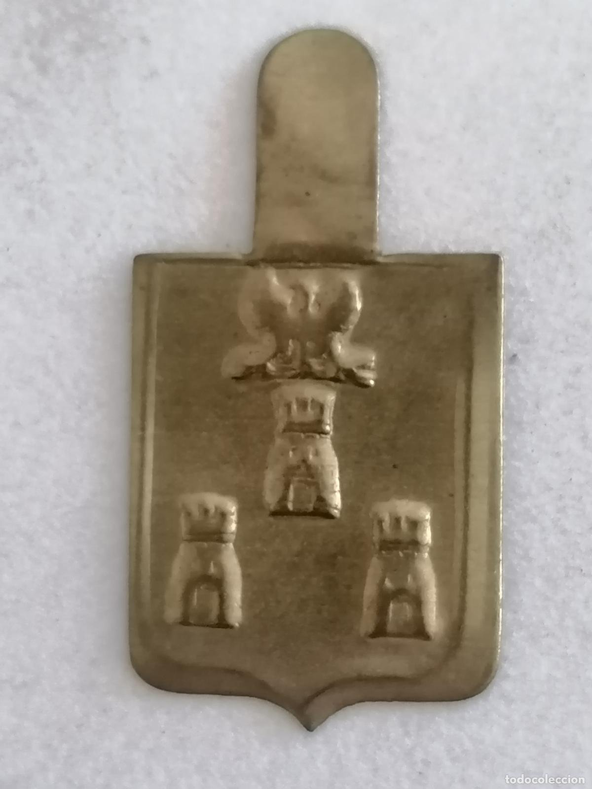 Militaria: EMBLEMA AUXILIO SOCIAL METALICO, TRES TORRES