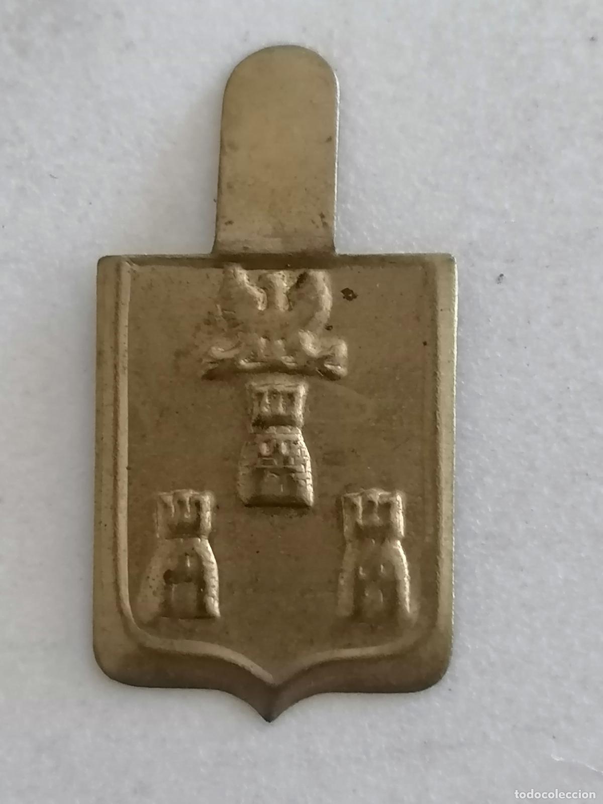 Militaria: EMBLEMA AUXILIO SOCIAL METALICO, TRES TORRES