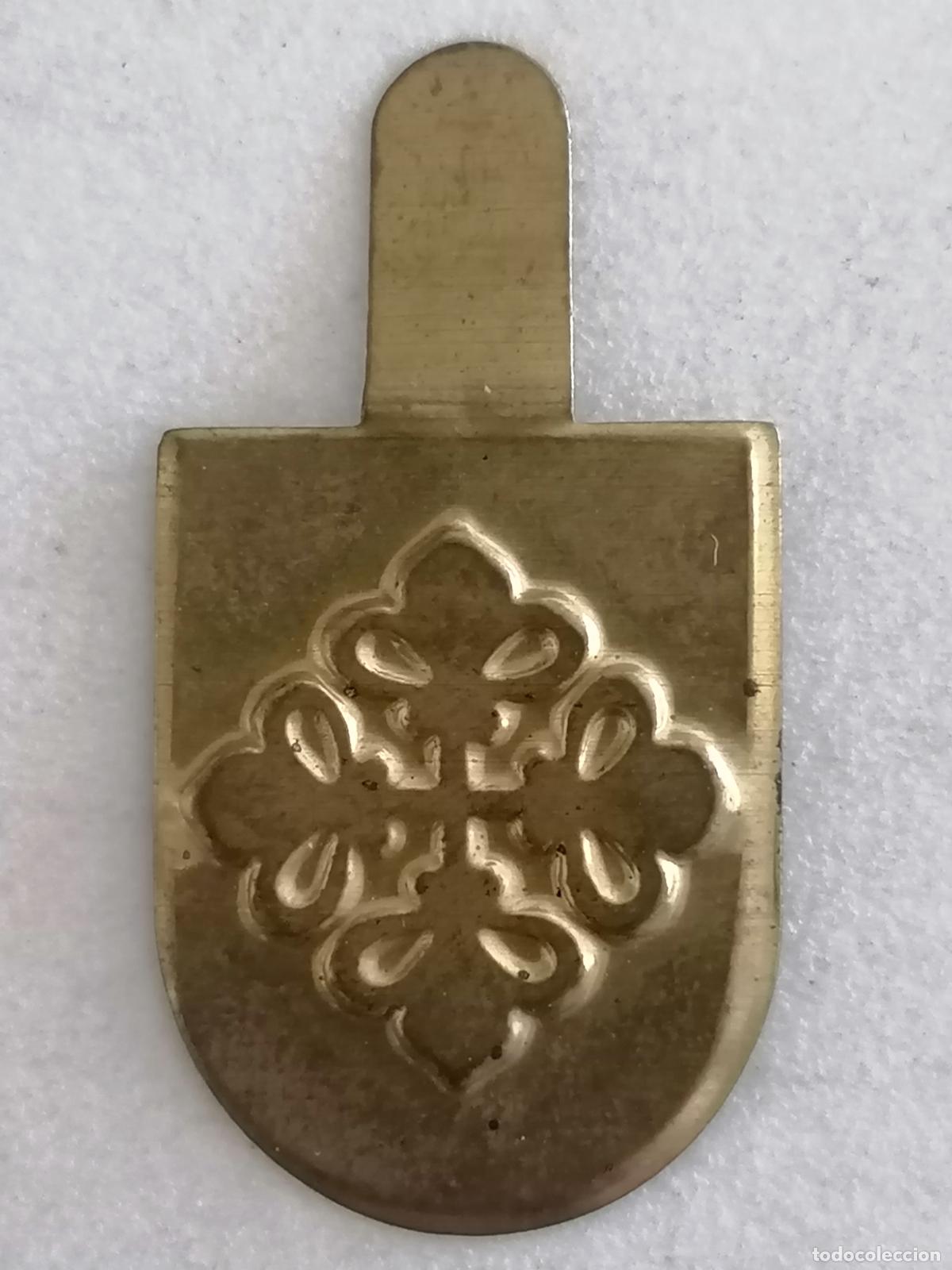 Militaria: EMBLEMA AUXILIO SOCIAL METALICO, CRUZ DE CALATRAVA