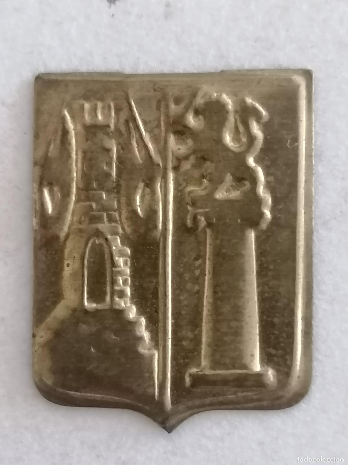 Militaria: EMBLEMA AUXILIO SOCIAL METALICO, CASTILLO Y LEON