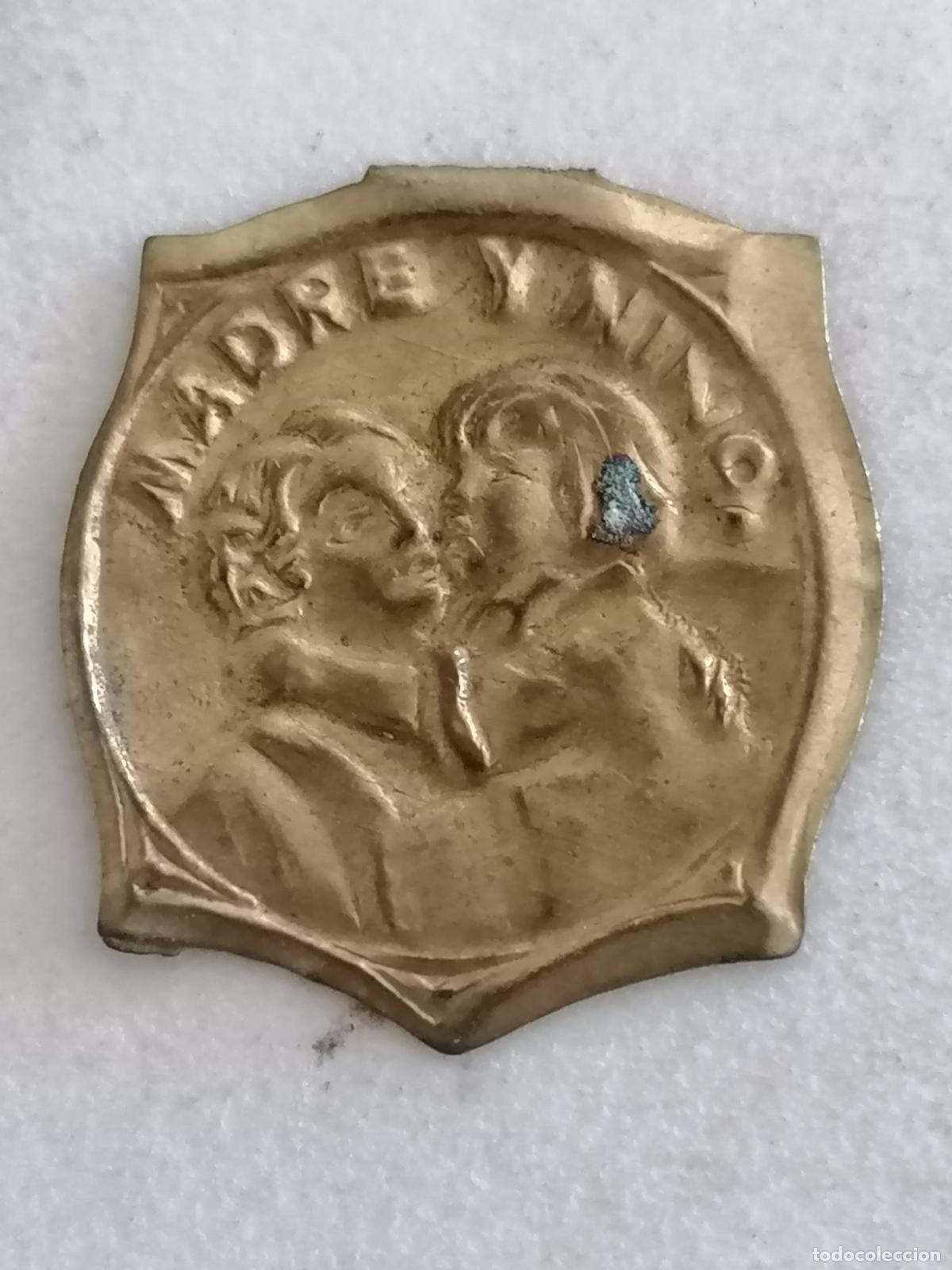 Militaria: EMBLEMA AUXILIO SOCIAL METALICO, MADRE Y NI&Ntilde;O
