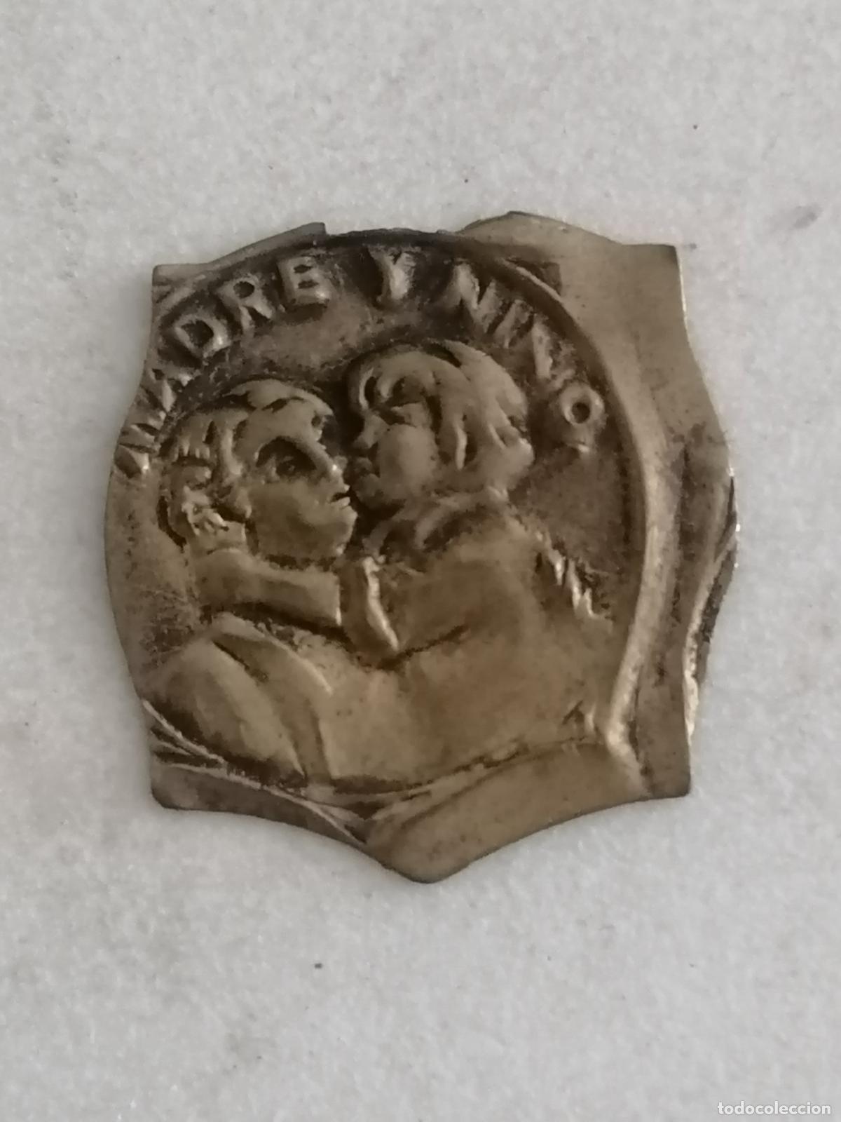 Militaria: EMBLEMA AUXILIO SOCIAL METALICO, MADRE Y NI&Ntilde;O