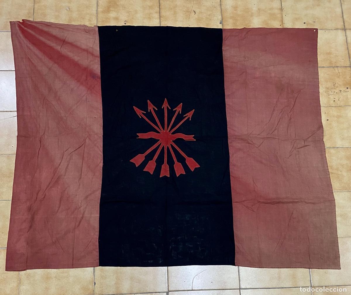 Militaria: Antigua bandera de Falange Espa&ntilde;ola con Yugo y Flechas