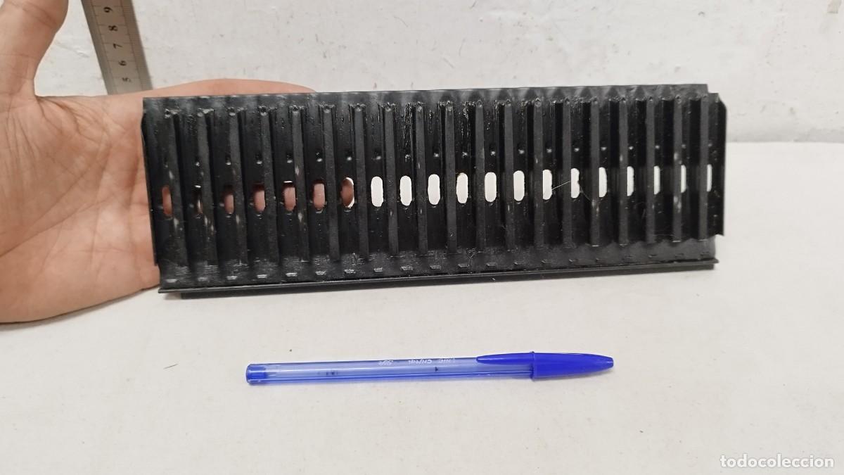 Militaria: Antiguo peine militar de guerra civil,a identificar.