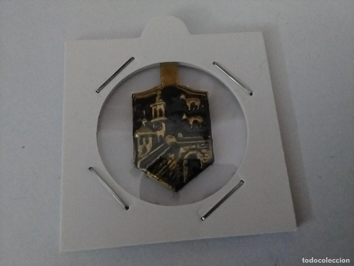 Militaria: Emblema Auxilio Social