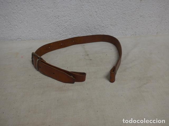 Militaria: Antiguo correaje o correa de cuero marron a identificar, de fusil o trincha ? Guerra civil.