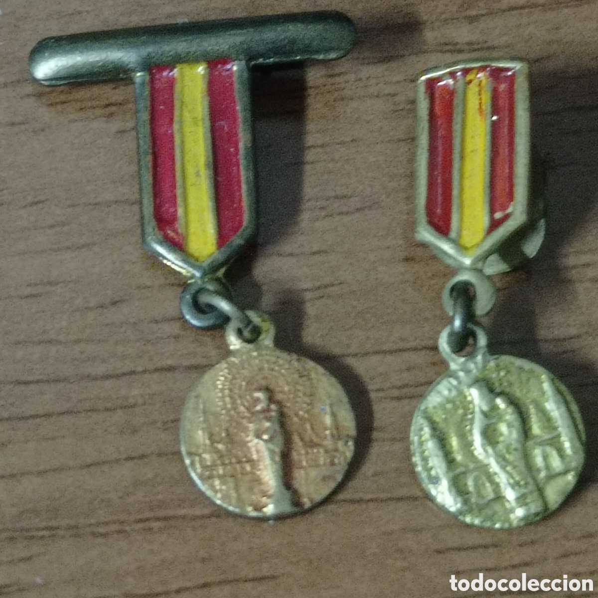 Militaria: PAREJA INSIGNIAS PROPAGANDA VIRGEN DEL PILAR - GUERRA CIVIL