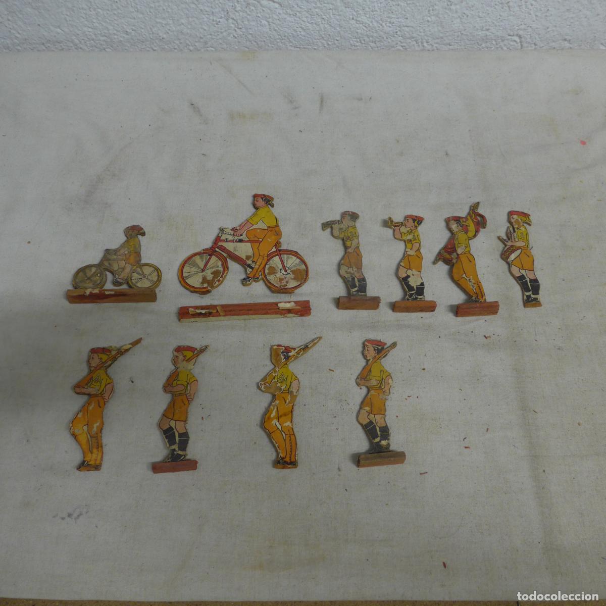 Militaria: Lote de 10 antiguos soldados de juguete de madera carlistas de Guerra Civil. 10 modelos distintos.