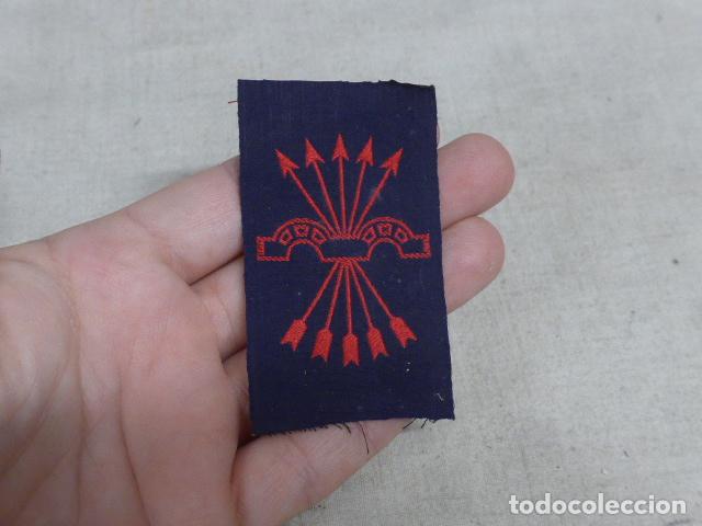 Militaria: Antiguo parche de pecho de Falange de guerra civil y Division Azul, original.
