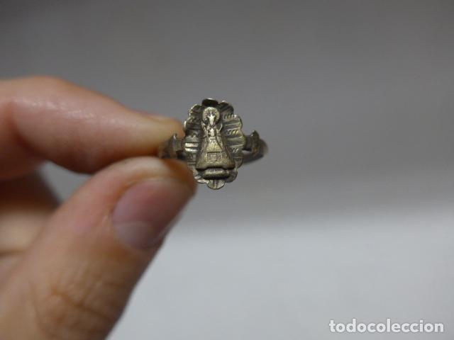 Militaria: Antiguo anillo con imagen religiosa de la Virgen del Pilar, Pilarica. Original. Epoca Guerra Civil.