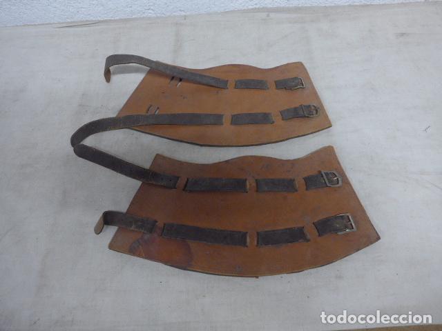 Military Antiques: Antigua pareja de polainas de cuero, originales de guerra africa a guerra civil.